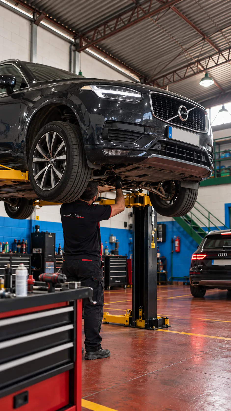 Mecânico da Tech Car realizando manutenção em veículo importado no elevador